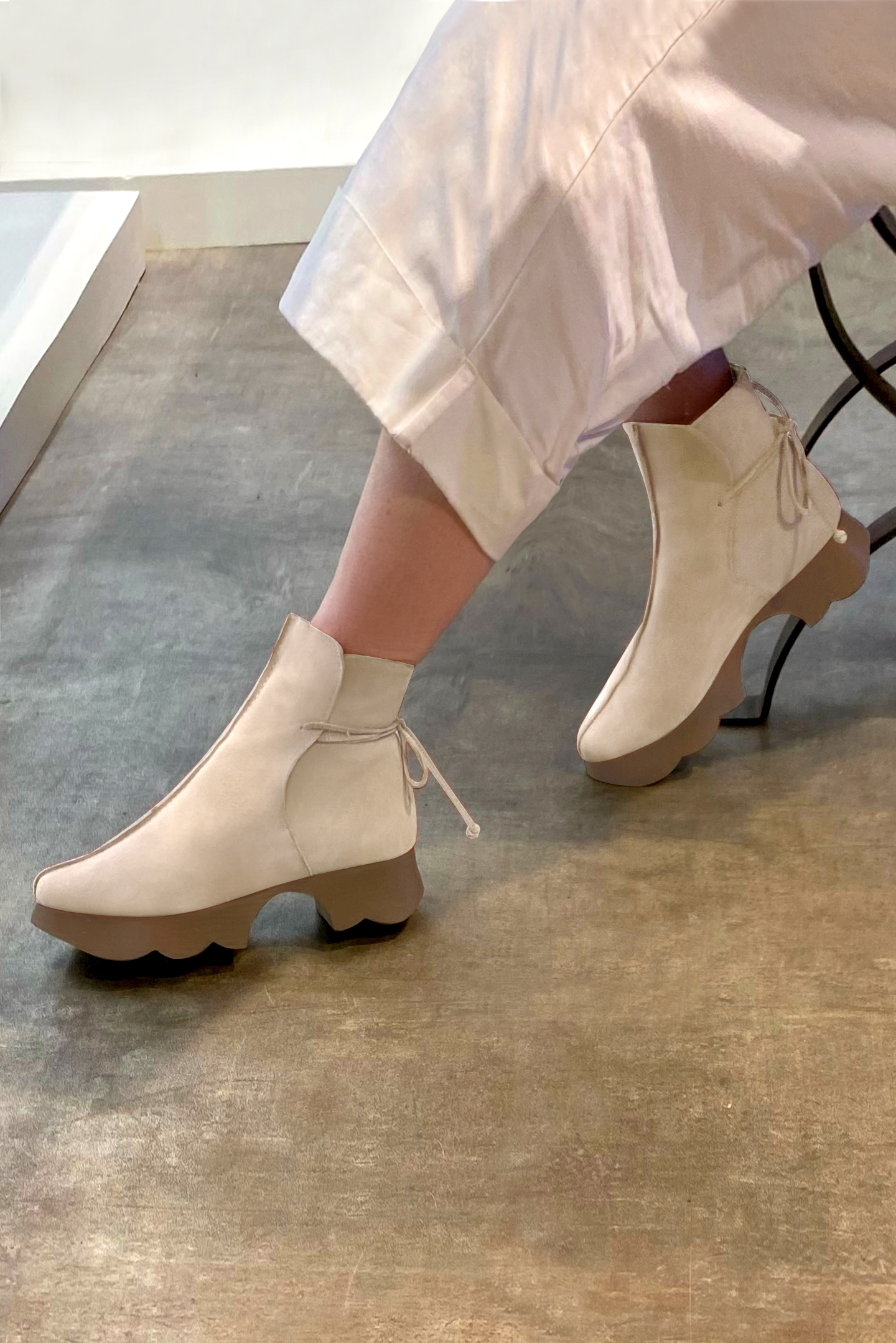 Champagne beige women's ankle boots with laces at the back.. Worn view - Florence KOOIJMAN